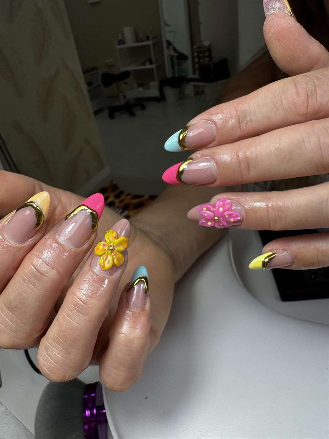 Francesa de color en rosa, amarillo y turquesa con banda dorada y flores en tres dimensiones