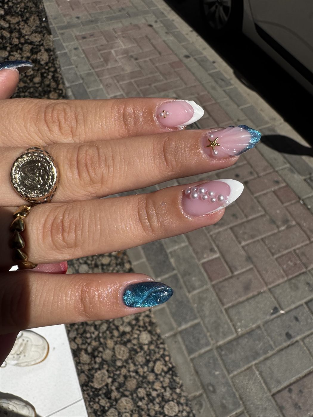 Francesa blanca con estrella de mar dorada, perlas y puntas azules con destellos