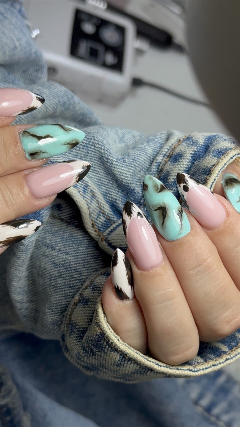 Uñas en verde menta y francesa con estampado animal pintado a pincel