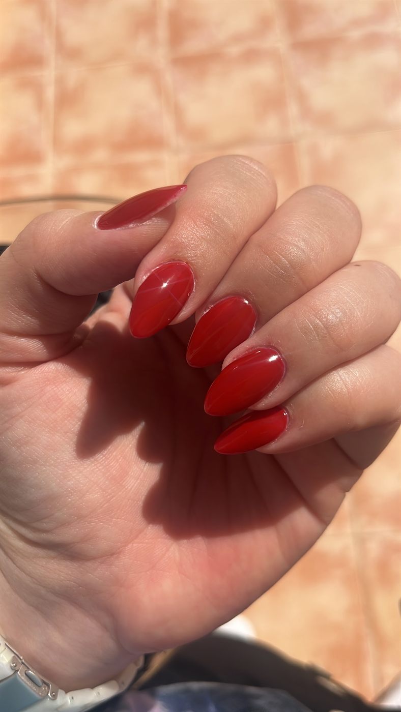 Uñas almendra con esmaltado rojo intenso y acabado espejo
